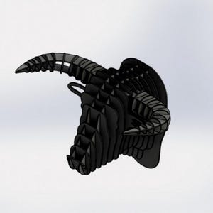 Puede incluir: Escultura negra tridimensional de una cabeza de toro con cuernos curvos. La escultura está construida con formas geométricas en capas, creando una apariencia texturizada. Los cuernos se curvan hacia arriba y hacia afuera.