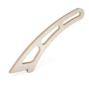 Könnte beinhalten: Ein hellfarbiges, gebogenes Holzwerkzeug mit drei ovalen Aussparungen und einem gekerbten Ende. Das Werkzeug hat eine glatte Oberfläche und scheint aus Sperrholz gefertigt zu sein. Das Design deutet darauf hin, dass es zum Formen oder Messen verwendet werden kann.