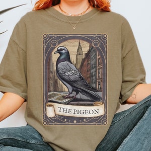 Camiseta de pombo estranhamente específica, camiseta de tarô, camiseta engraçada de pássaro da cidade, camiseta nerd, coisas estranhas, camiseta mística, roupa estranha, presente para amantes de pombos