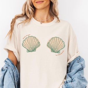 Camiseta con sujetador de conchas de sirena, playera de gran tamaño con conchas, estilo oceánico, estética costera, estilo playero, vacaciones de verano, camiseta con almejas