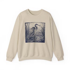 Camisa de linograbado Sudadera con pájaro garza azul Camisa con estampado de garza en bloque Suéter de otoño natural Camisa con animales Ropa cottagecore Escena vintage imagen 5