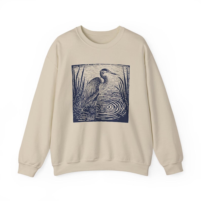Camisa de linograbado Sudadera con pájaro garza azul Camisa con estampado de garza en bloque Suéter de otoño natural Camisa con animales Ropa cottagecore Escena vintage imagen 5