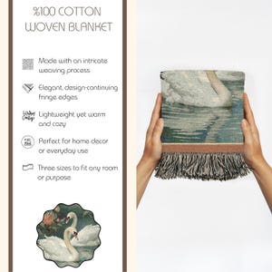 Puede incluir: Una manta de algod&oacute;n tejido con un dise&ntilde;o de cisne en tonos azules, verdes y blancos. La manta tiene bordes con flecos y el texto "%100 COTTON WOVEN BLANKET". Ideal para la decoraci&oacute;n del hogar.