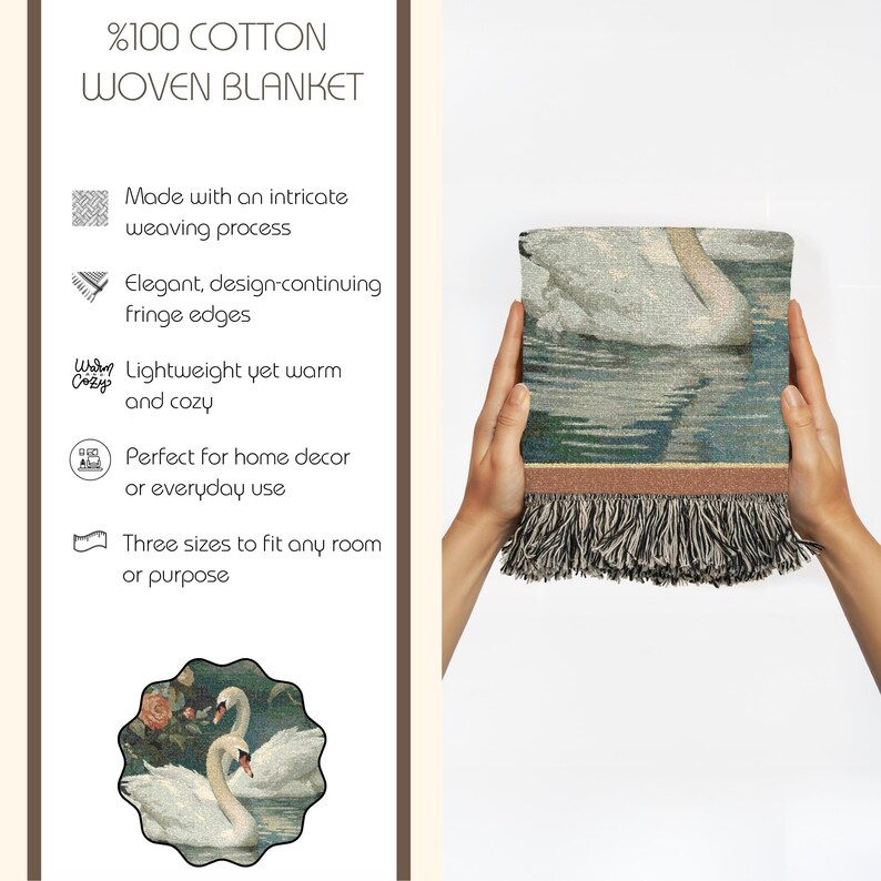 Puede incluir: Una manta de algod&oacute;n tejido con un dise&ntilde;o de cisne en tonos azules, verdes y blancos. La manta tiene bordes con flecos y el texto "%100 COTTON WOVEN BLANKET". Ideal para la decoraci&oacute;n del hogar.