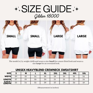 Puede incluir: Gu&iacute;a de tallas para una sudadera unisex de cuello redondo Heavyblend, Gildan 18000. La imagen muestra modelos que usan tallas Small y Large. Las medidas se proporcionan en pulgadas, que equivalen a 51 a 86 cm.