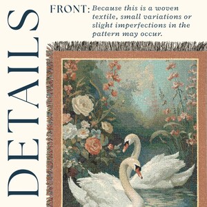 Puede incluir: Textil tejido con una escena pastoral que presenta dos cisnes blancos en un lago, rodeados de flores y follaje. El borde es marr&oacute;n c&aacute;lido con flecos. El texto a la izquierda dice "DETAILS" y el texto en la parte superior dice "FRONT: Because this is a woven textile, small variations or slight imperfections in the pattern may occur."