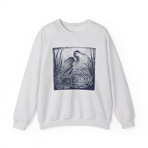 Camisa de linograbado Sudadera con pájaro garza azul Camisa con estampado de garza en bloque Suéter de otoño natural Camisa con animales Ropa cottagecore Escena vintage imagen 6