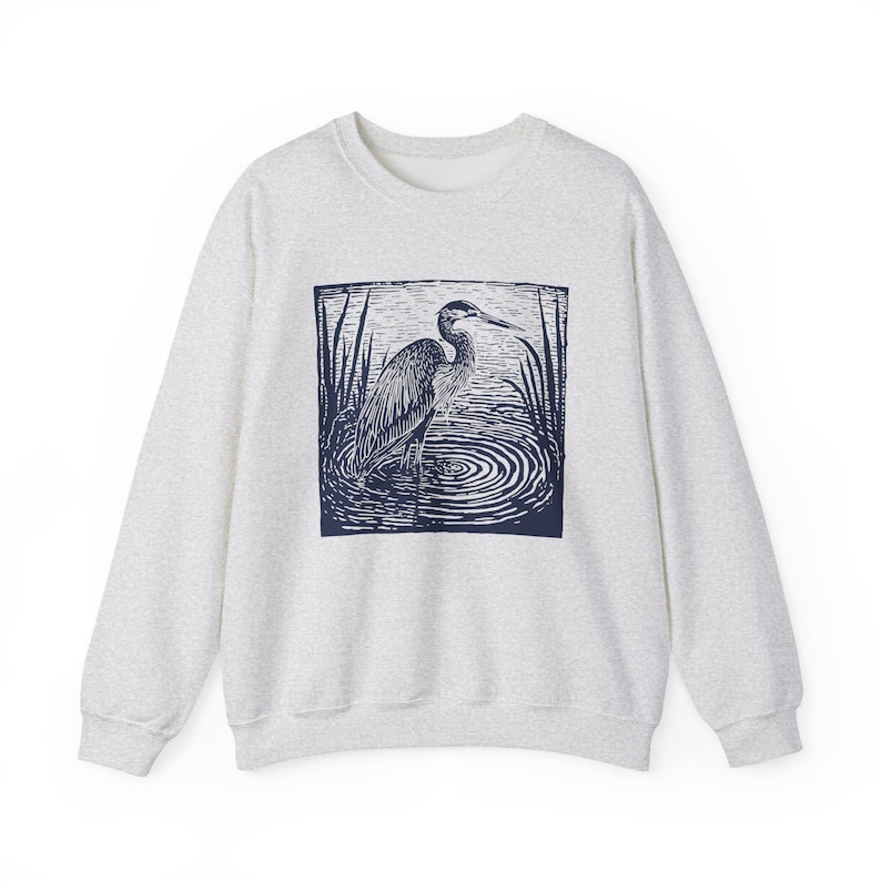 Camisa de linograbado Sudadera con pájaro garza azul Camisa con estampado de garza en bloque Suéter de otoño natural Camisa con animales Ropa cottagecore Escena vintage imagen 6