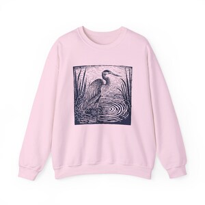 Camisa de linograbado Sudadera con pájaro garza azul Camisa con estampado de garza en bloque Suéter de otoño natural Camisa con animales Ropa cottagecore Escena vintage Light Pink