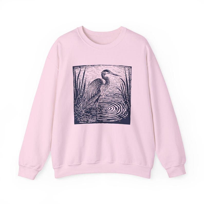Camisa de linograbado Sudadera con pájaro garza azul Camisa con estampado de garza en bloque Suéter de otoño natural Camisa con animales Ropa cottagecore Escena vintage Light Pink