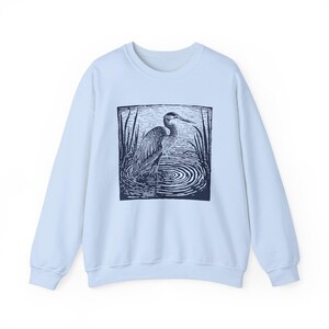 Camisa de linograbado Sudadera con pájaro garza azul Camisa con estampado de garza en bloque Suéter de otoño natural Camisa con animales Ropa cottagecore Escena vintage imagen 7