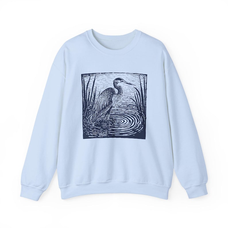 Camisa de linograbado Sudadera con pájaro garza azul Camisa con estampado de garza en bloque Suéter de otoño natural Camisa con animales Ropa cottagecore Escena vintage imagen 7