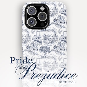 Puede incluir: Funda blanca para iPhone con un diseño toile de Jouy azul y blanco que representa escenas de "Orgullo y Prejuicio". La funda tiene un módulo de cámara negro y las palabras "Pride and Prejudice".