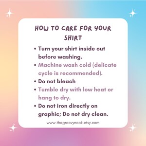 Puede incluir: Una tarjeta rectangular blanca con esquinas redondeadas, sobre un fondo degradado pastel de azul, rosa y morado. La tarjeta presenta el texto "HOW TO CARE FOR YOUR SHIRT" e instrucciones de cuidado, incluidos consejos de lavado y secado. Tambi&eacute;n se incluye la direcci&oacute;n del sitio web www.thegroovynook.etsy.com.