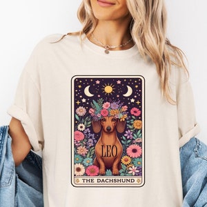ダックスフント犬シャツ、Comfort Colors® パーソナライズ犬タロットカード T シャツ、ダックスフント犬スウェットシャツ犬 T シャツ、タロットカードシャツ、ユニセックス