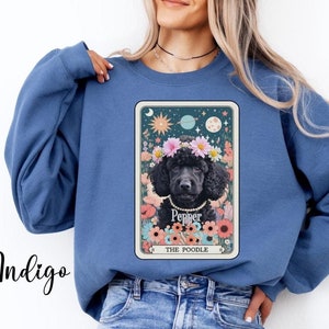 プードル スウェットシャツ、パーソナライズされた犬のタロット カード T シャツ、プードル ギフト プードル T シャツ、タロット カード シャツ、プードル ママ、プードル愛好家、黒のプードル。