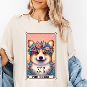 コーギー シャツ、Comfort Colors® パーソナライズ ドッグ タロット カード T シャツ、コーギー スウェットシャツ ドッグ T シャツ、タロット カード シャツ、ユニセックス、コーギー ラバー T シャツ。