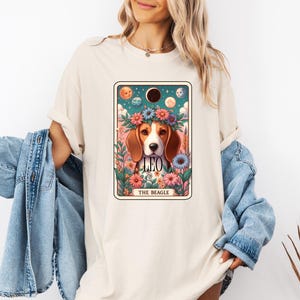 ビーグル シャツ、Comfort Colors® パーソナライズ ドッグ タロット カード T シャツ、ビーグル ドッグ スウェットシャツ ドッグ T シャツ、タロット カード シャツ。ビーグル ドッグ T シャツ。