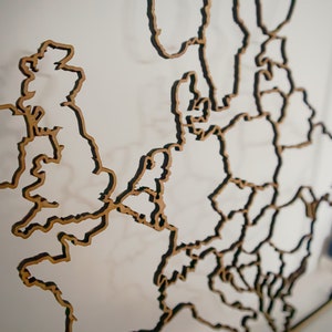 Mappa dell'Europa, realizzata in legno, un'opera d'arte trasparente unica e originale. Design ritagliato perfetto come decorazione domestica