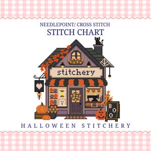 Könnte beinhalten: Eine Stickvorlage für Needlepoint und Kreuzstich mit dem Titel HALLOWEEN STITCHERY. Das Design zeigt ein violettes Ladengebäude mit orangefarbenen und schwarzen Akzenten, einer schwarzen Katze auf dem Dach, Kürbissen, einem BOO-Schild und einer Nähmaschine.