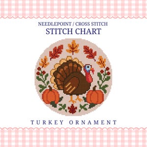 Może przedstawiać: Wzór do haftu krzyżykowego i gobelinowego zatytułowany STITCH CHART TURKEY ORNAMENT. Okrągły wzór przedstawia brązowego indyka otoczonego pomarańczowymi dyniami, zielonymi liśćmi oraz czerwonymi i żółtymi liśćmi jesiennymi na jasnobeżowej kratce.
