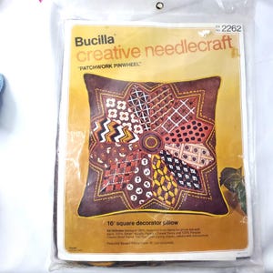 VTG Bucilla Patchwork Pinwheel 16 Inch Square Pillow Needlecraft Kit 2262