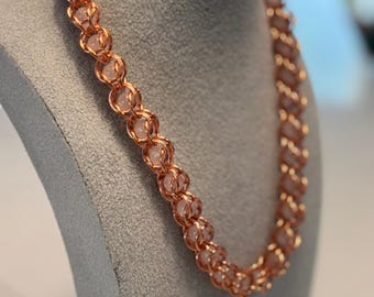 Collana con catena in rame e quarzo rosa realizzata a mano: design unisex Enchané