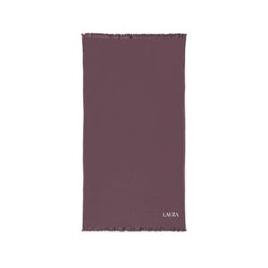 Peut inclure: Une serviette rectangulaire en tissu gaufré de couleur mauve foncé avec des bords effilochés en haut et en bas. Le mot LAUZA est imprimé en petites lettres capitales blanches dans le coin inférieur droit du tissu à texture quadrillée.