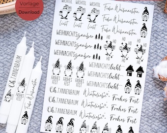 Op de afbeelding: Een vel met zwart-wit stickers met gnomen, kerstboom en feestelijke zinnen zoals "Frohe Weihnachten" en "Weihnachtszauber".