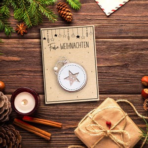 Druckvorlage Frohe Weihnachten mit Weihnachtsdekoration als PDF Vorlage zum Ausdrucken einer Weihnachtskarte als Download Datei als kleine Aufmerksamkeit und Gastgeschenk an Weihnachten