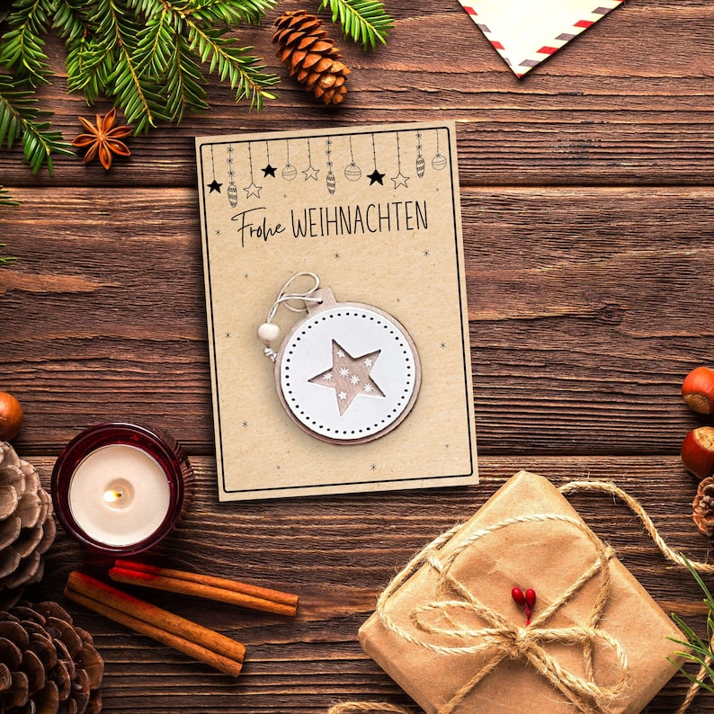 Druckvorlage Frohe Weihnachten mit Weihnachtsdekoration als PDF Vorlage zum Ausdrucken einer Weihnachtskarte als Download Datei als kleine Aufmerksamkeit und Gastgeschenk an Weihnachten
