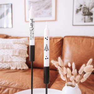 Deko mit 2 Stabkerzen gestaltet mit der Kerzentattoo PDF Vorlage Weihnachten mit Motiven wie Tannenbaum und Schöne Winterzeit