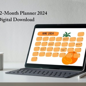 Könnte beinhalten: Ein digitaler Download eines Juni 2024 Kalenders mit orangefarbenen und grünen Akzenten. Der Kalender wird auf einem Laptop-Bildschirm mit Tastatur und Stift angezeigt.
