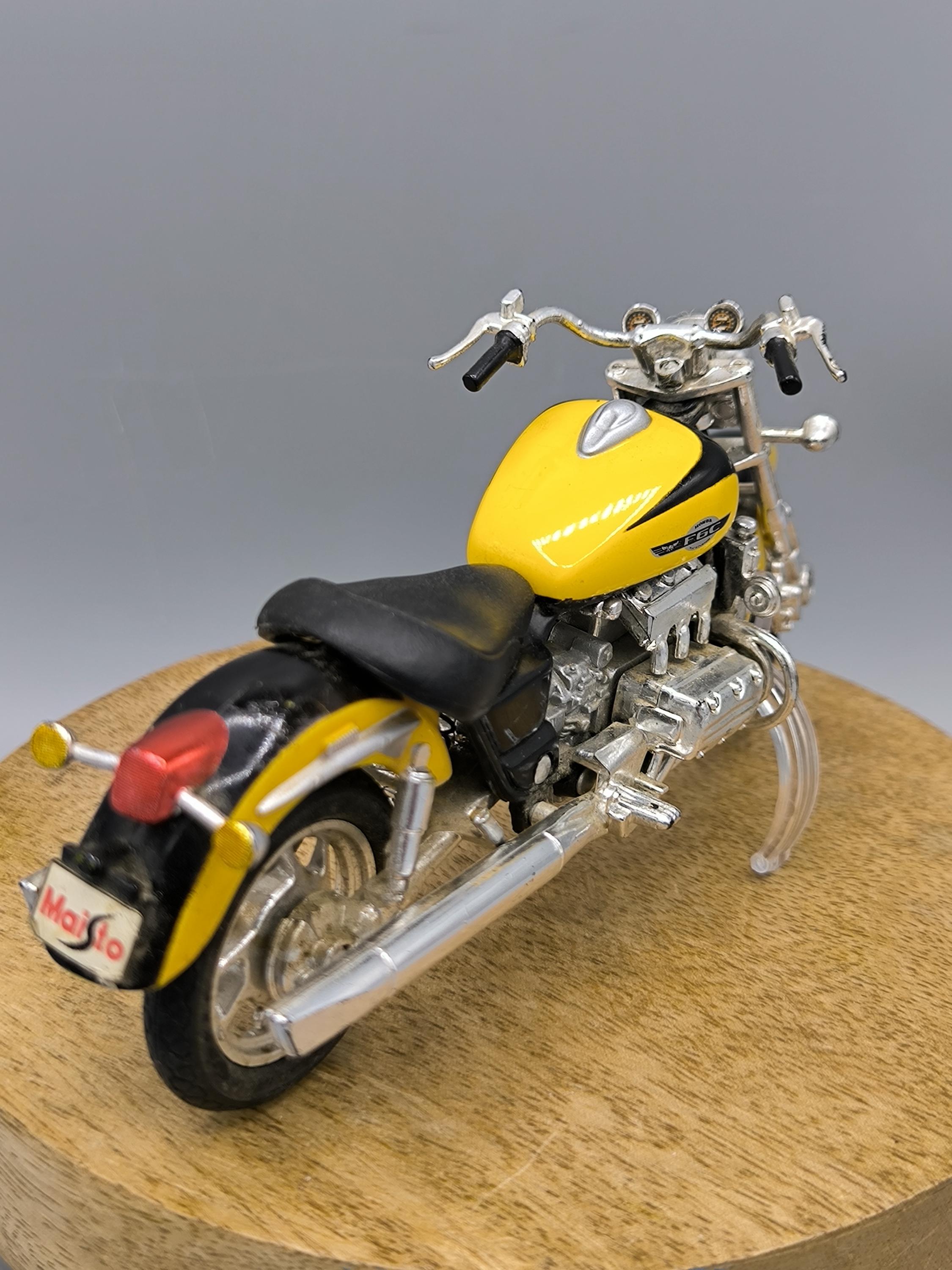マイスト製ホンダF6Cモデルバイク1:18、黄色のホンダモデル