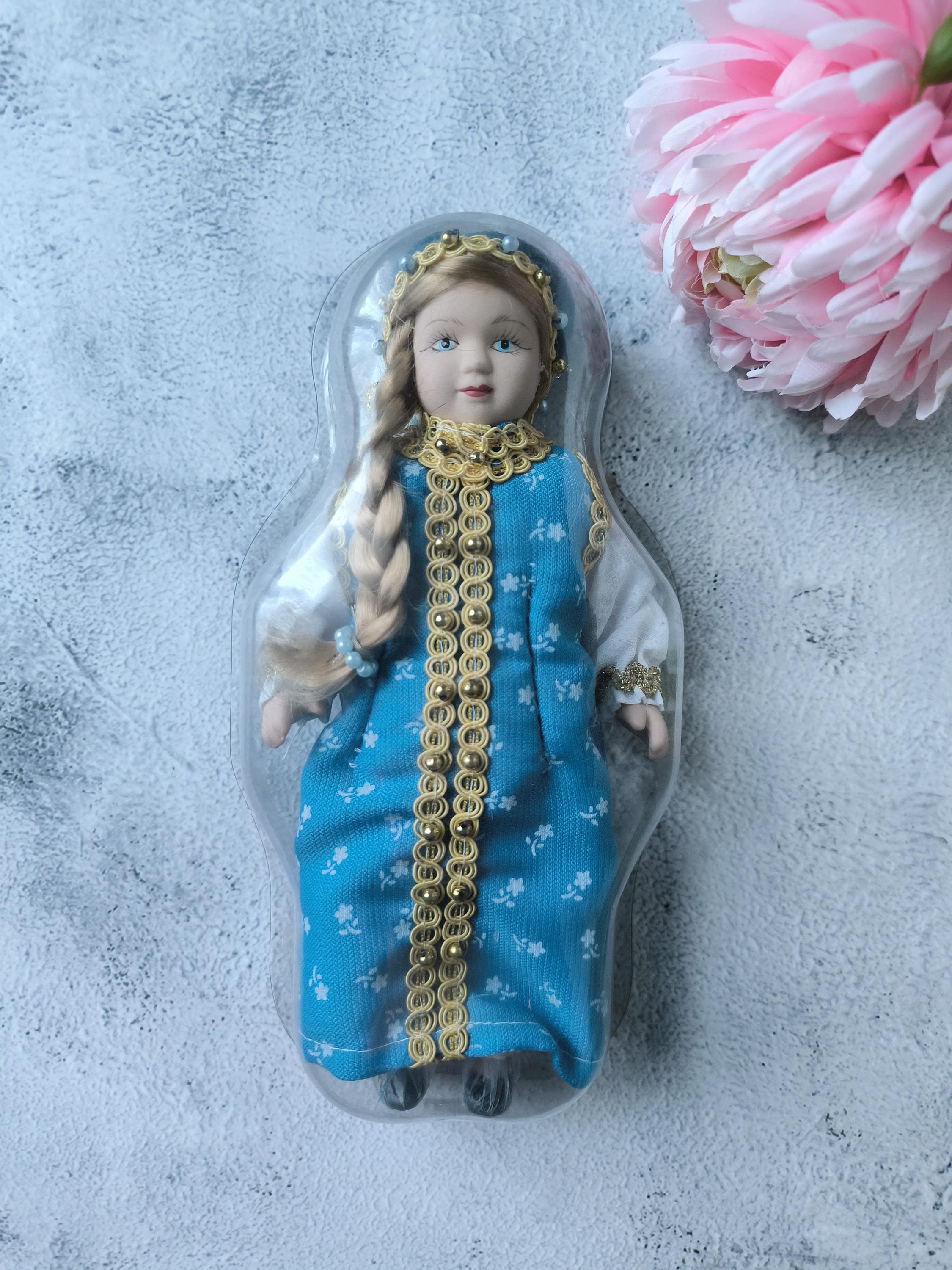 ロシアの衣装を着たヴィンテージの磁器人形、世界の人形コレクション