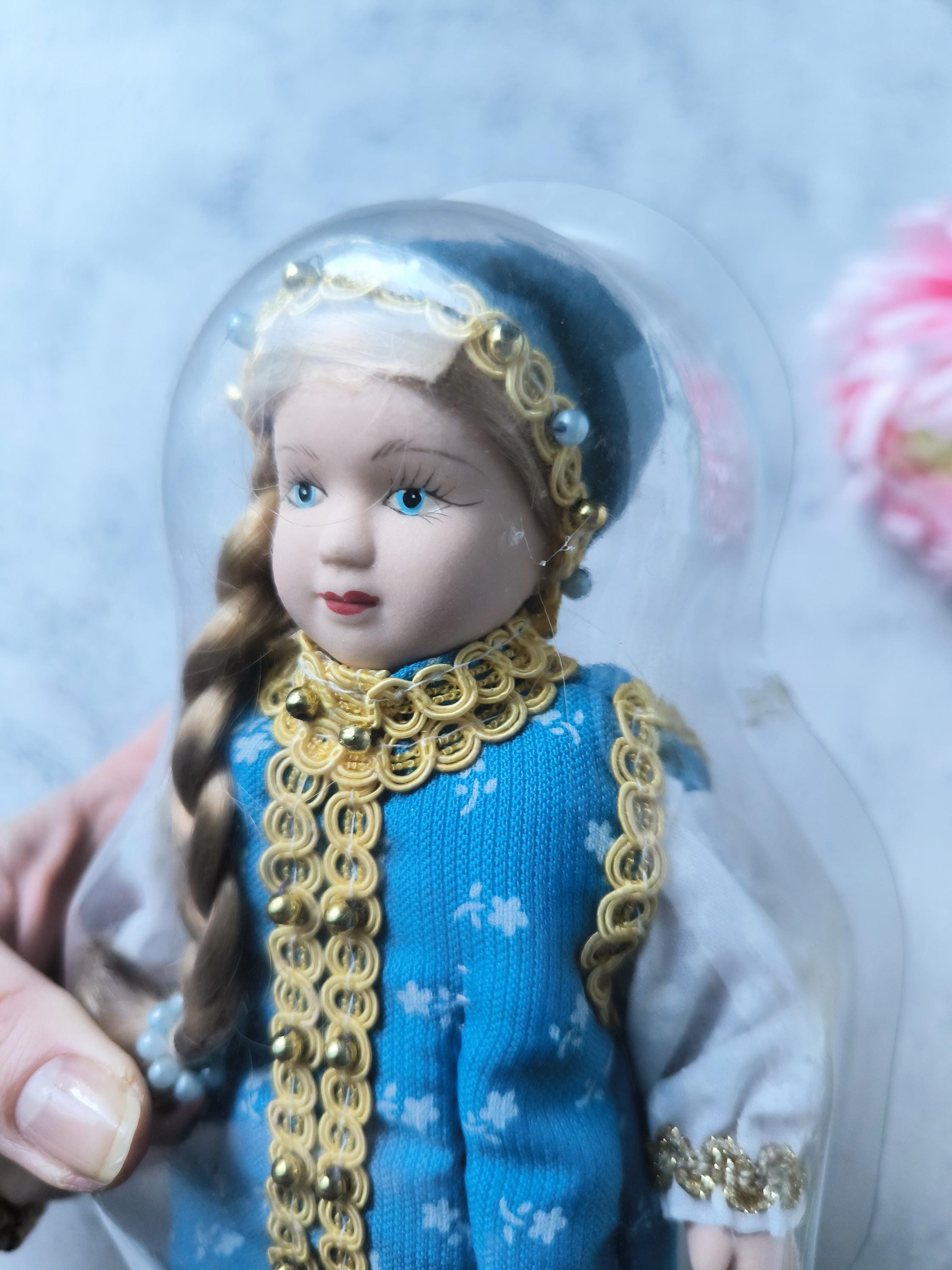 ロシアの衣装を着たヴィンテージの磁器人形、世界の人形コレクション