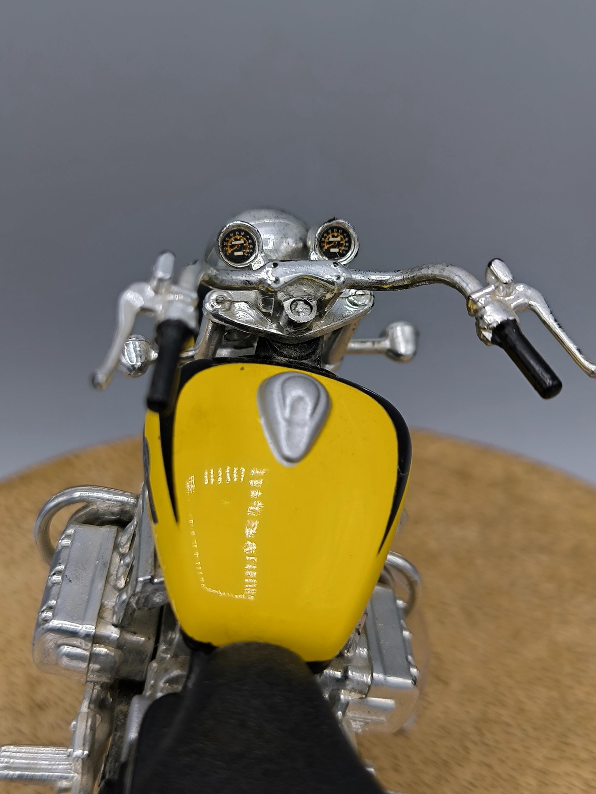 マイスト製ホンダF6Cモデルバイク1:18、黄色のホンダモデル