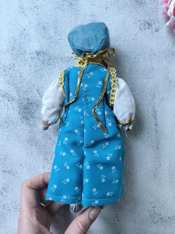 ロシアの衣装を着たヴィンテージの磁器人形、世界の人形コレクション