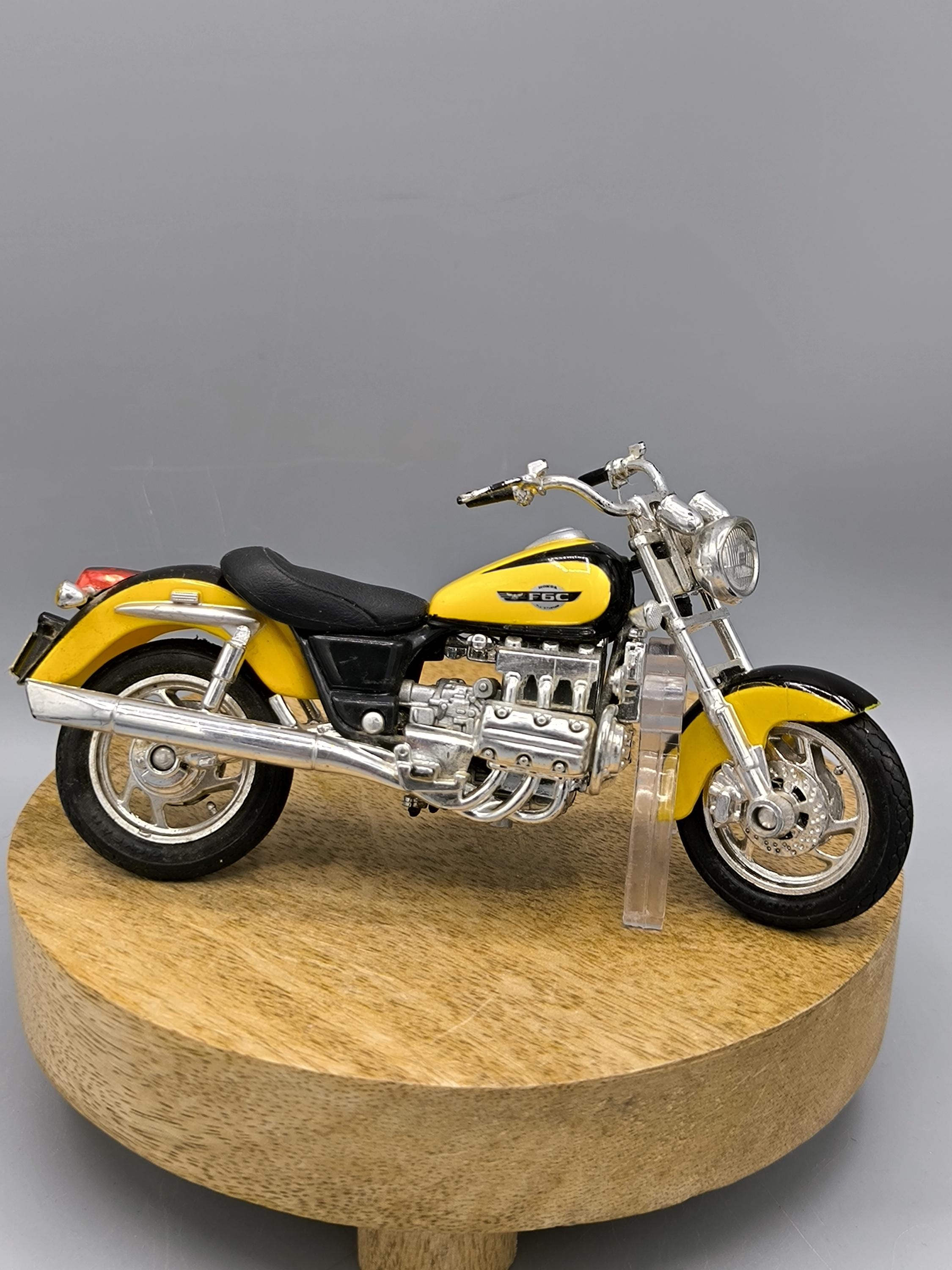 マイスト製ホンダF6Cモデルバイク1:18、黄色のホンダモデル
