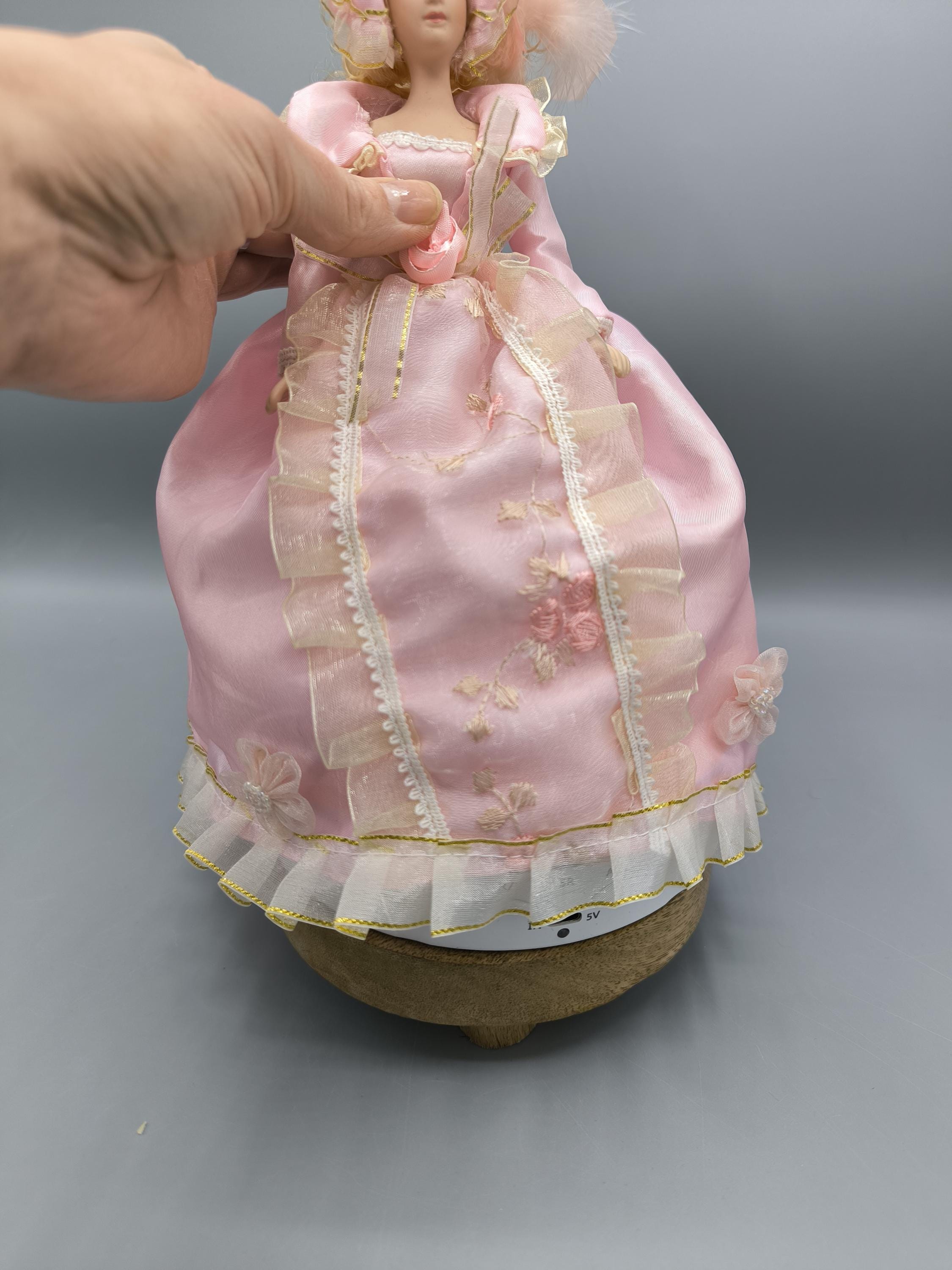 ビクトリア朝のドレスを着たヴィンテージ人形、ピンクの豪華なドレスと
