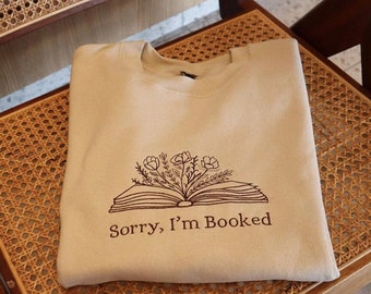 Estoy reservado sudadera BORDADA, sudadera lo siento librero, regalo de bibliotecario, regalo para los amantes de los libros, camisa amante de los libros, regalo de lectura para ella