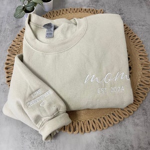Custom Mama 2024 Embroidered Shirt, Personalized Mom Hoodie With Kids Names Sleeve, Pregnancy Reveal Outfit, Birthday Gift, Mothers Day Gift zdjęcie 3