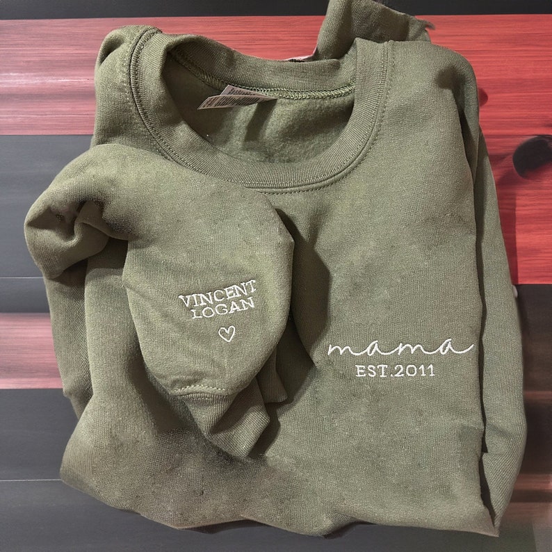 Custom Mama 2024 Embroidered Shirt, Personalized Mom Hoodie With Kids Names Sleeve, Pregnancy Reveal Outfit, Birthday Gift, Mothers Day Gift zdjęcie 4