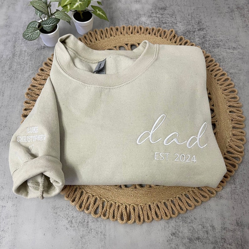 Custom Mama 2024 Embroidered Shirt, Personalized Mom Hoodie With Kids Names Sleeve, Pregnancy Reveal Outfit, Birthday Gift, Mothers Day Gift zdjęcie 5