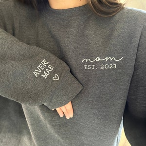 Custom Mama 2024 Embroidered Shirt, Personalized Mom Hoodie With Kids Names Sleeve, Pregnancy Reveal Outfit, Birthday Gift, Mothers Day Gift zdjęcie 2