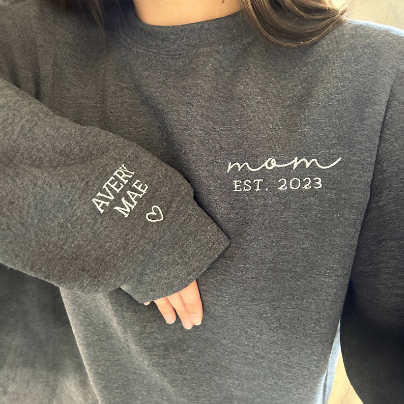 Custom Mama 2024 Embroidered Shirt, Personalized Mom Hoodie With Kids Names Sleeve, Pregnancy Reveal Outfit, Birthday Gift, Mothers Day Gift zdjęcie 2