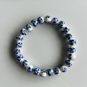 ¡Pulsera de cuentas con estampado floral!