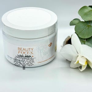 Puede incluir: Un tarro blanco con tapa blanca que contiene una mezcla de polvo con sabor a c&iacute;tricos llamada Beauty Focus Collagen+. El tarro est&aacute; etiquetado como "Suplemento diet&eacute;tico" y "Peso neto 3,5 oz".