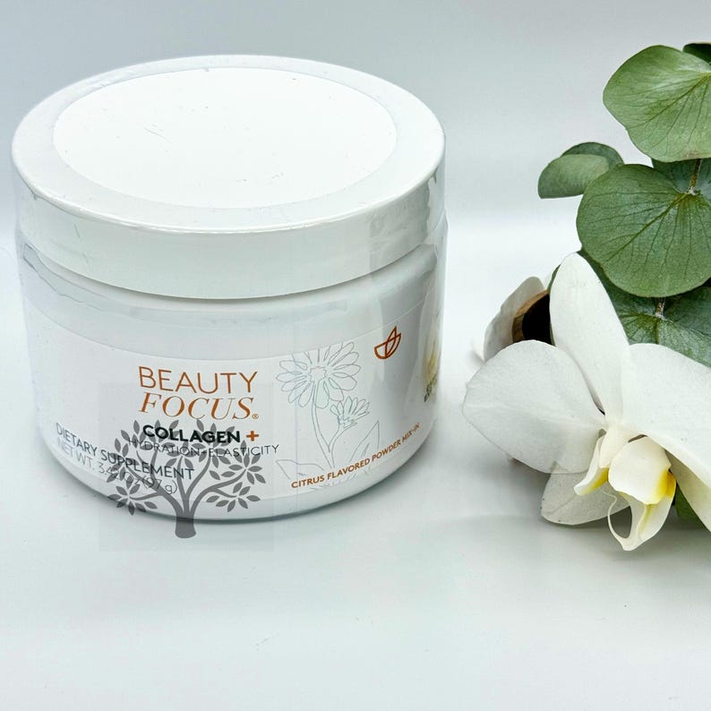 Puede incluir: Un tarro blanco con tapa blanca que contiene una mezcla de polvo con sabor a c&iacute;tricos llamada Beauty Focus Collagen+. El tarro est&aacute; etiquetado como "Suplemento diet&eacute;tico" y "Peso neto 3,5 oz".