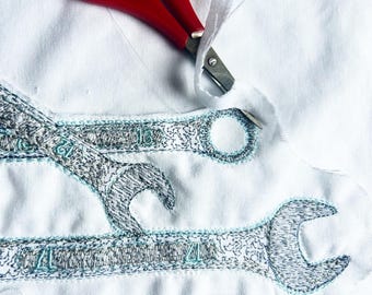 Diseño de bordado de llave inglesa: archivo de bordado a máquina (DST, EXP, PES) - 6,98 x 4,13 pulgadas